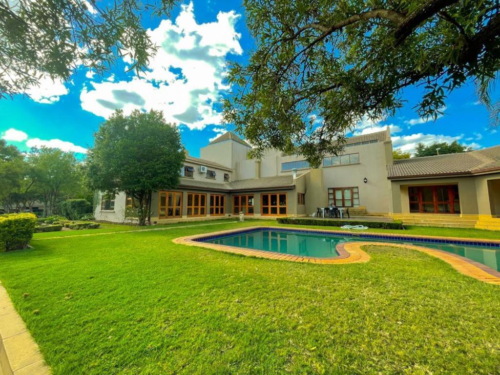 Ikhaya Lesizwe Guest House Johannesburg Exterior photo